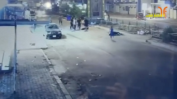 كاميرا توثق انقلاب دراجة بسبب فتحة مجاري في شارع أبو رمانة بميسان