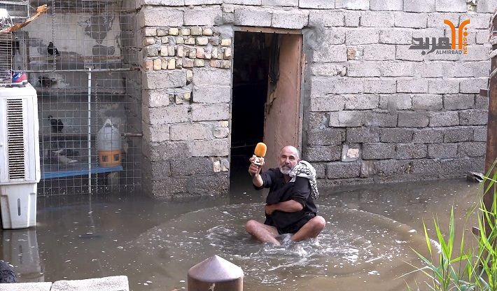 حال مواطن في العمارة بعد غرق منزله بمياه الأمطار والمجاري 