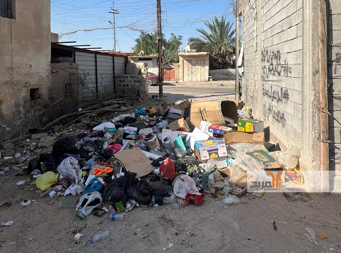 النفايات تغلق شارع الإطفاء بمنطقة التنومة في شط العرب 
