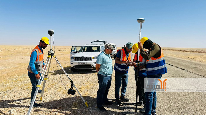 المباشرة بأعمال المسح لطريق يربط المثنى بالحدود السعودية