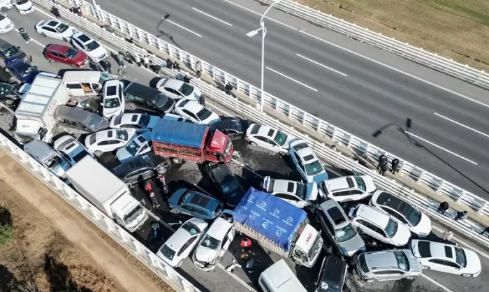 تصادم أكثر من 100 سيارة على طريق سريع في الصين 